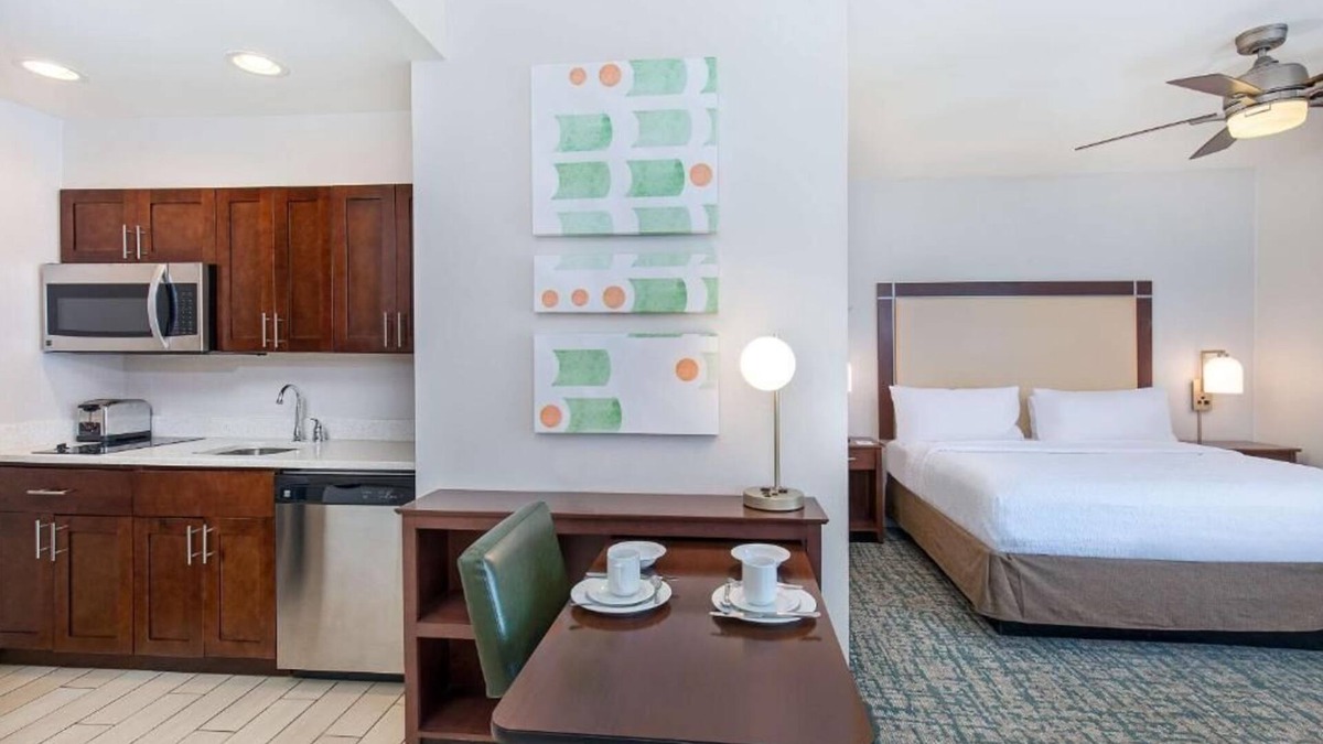 Sandy Springs Hotel | The Best of Atlanta! Pool, Gym Access & Free Hot Breakfast Included