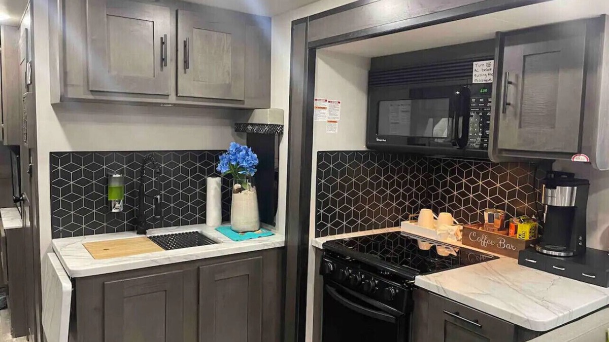 Floral Park RV Rental | The Best Spacious RV in New York!