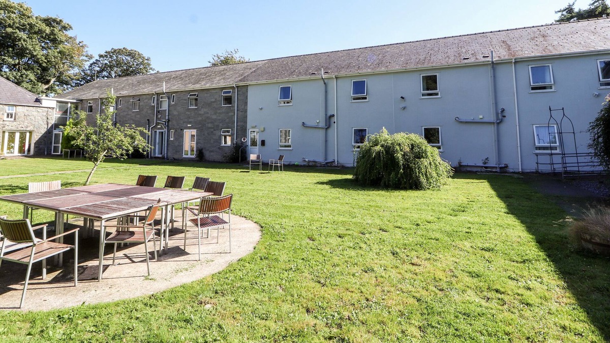 Bont Newydd House | THE BEVAN, pet friendly, with a garden in Bontnewydd