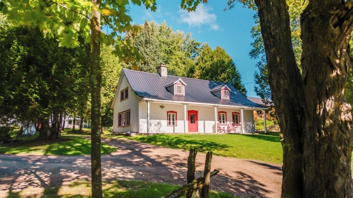 Saint Ferreol les Neiges Cottage | The Bilodeau-Éthier House 1853 - Country house at the foot of Mont-Sainte-Anne