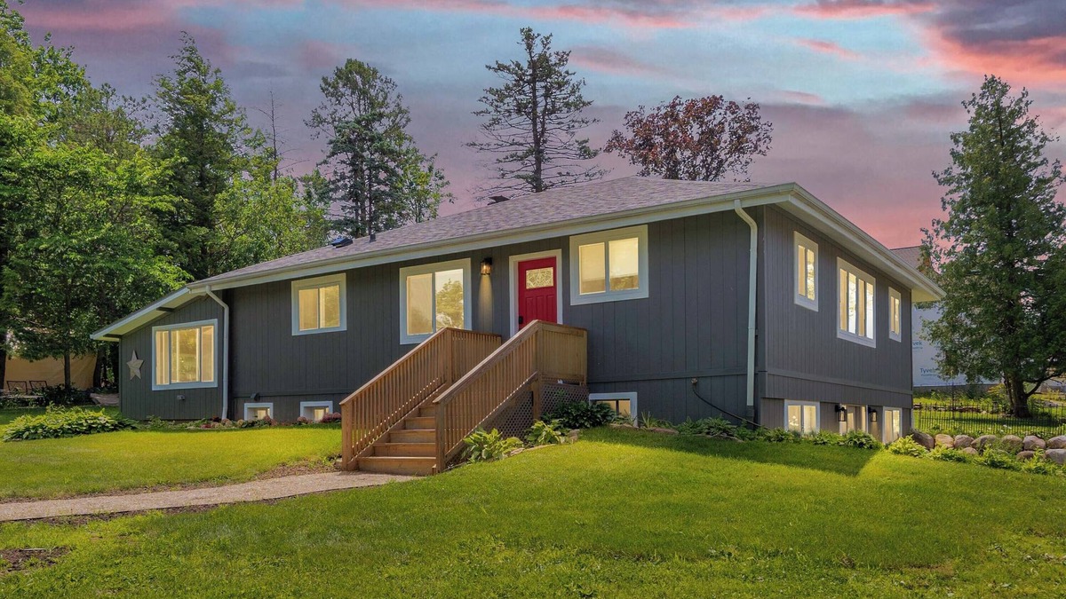 Zenda House | The Big Chill – Lake Geneva w/Grain Bin Gazebo, 5 Hole Mini Golf, Kayaks & More!