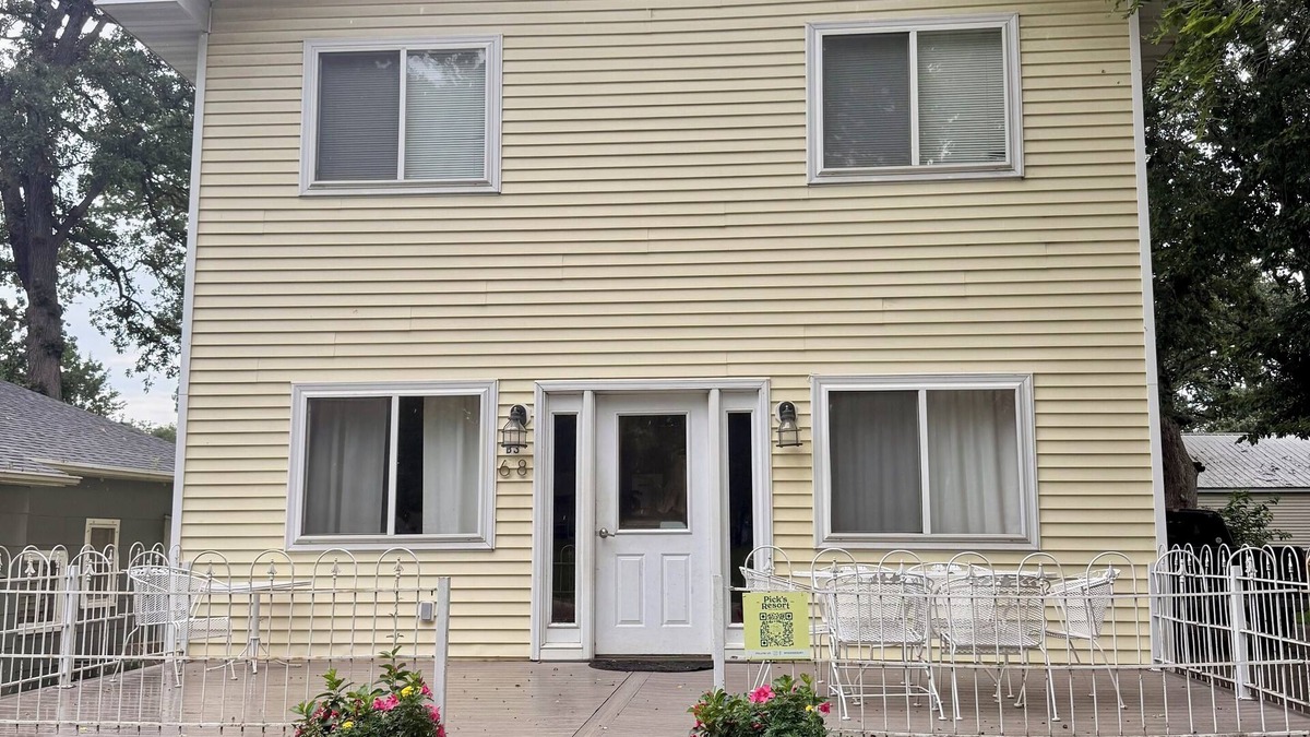 Arnolds Park Resort | The Big House at Pick’s Resort is the perfect stay for your family or group