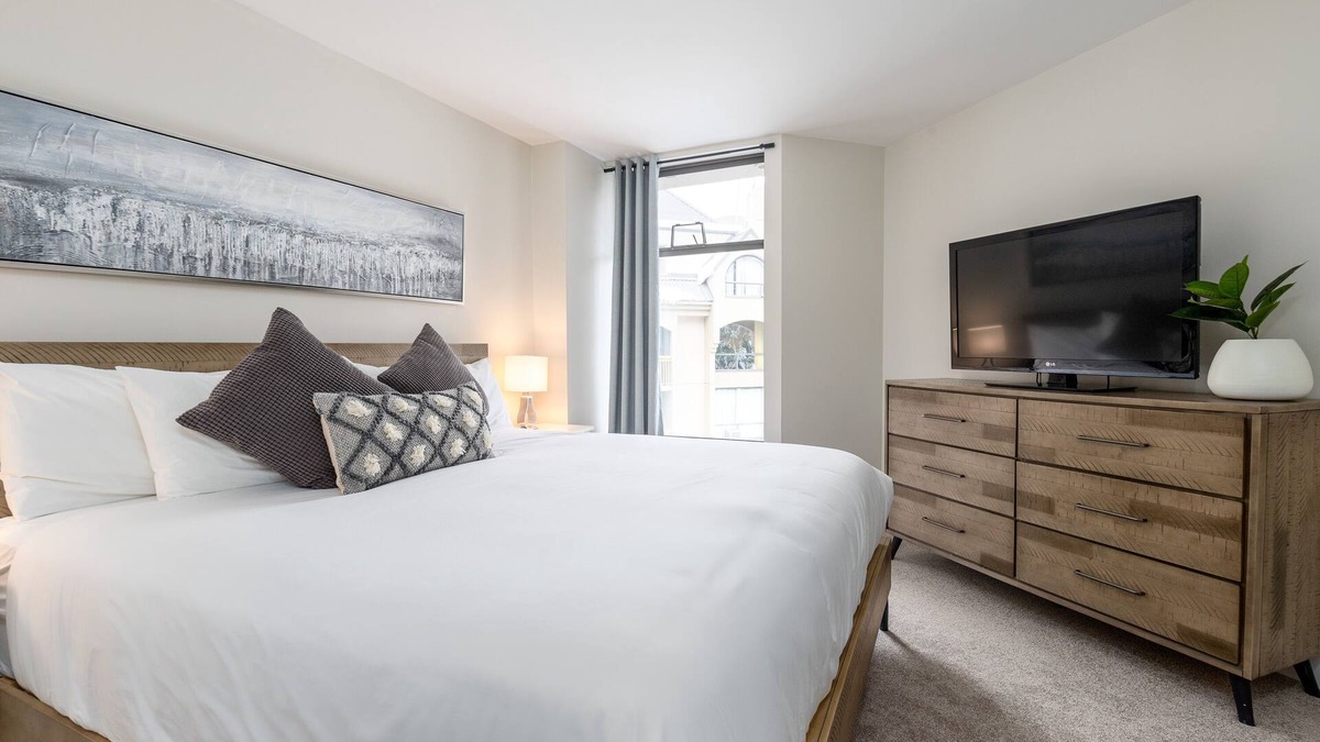 Upper Village Apartment | ❄︎The Big Mauna❄︎ Modern 1 BR - 2 min to ski in/out | Hot Tub & Pool | The Marquise