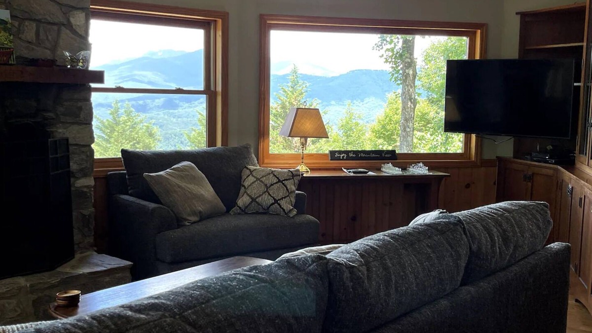 Apple Ridge Cabin | The Big Round Cabin - Blowing Rock, Hot tub, Secluded acreage, fabulous views