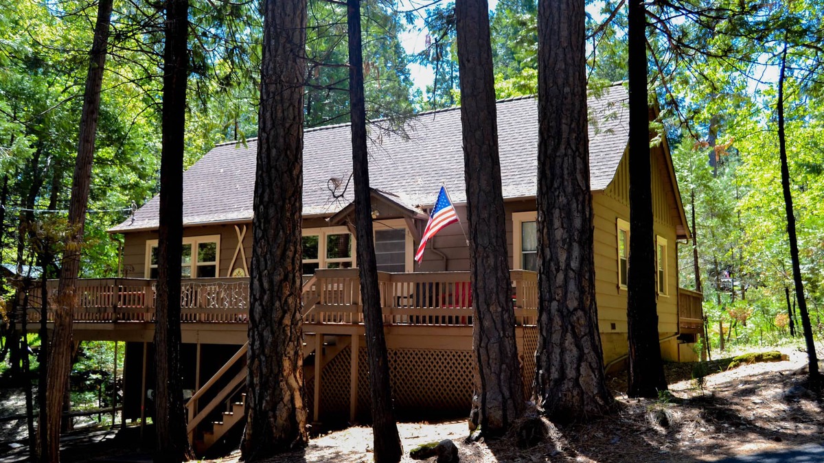 Twain Harte Cabin | The Bigfoot Lodge - Winter Fun! Game Room, Walk to Downtown, CLEAN Cozy