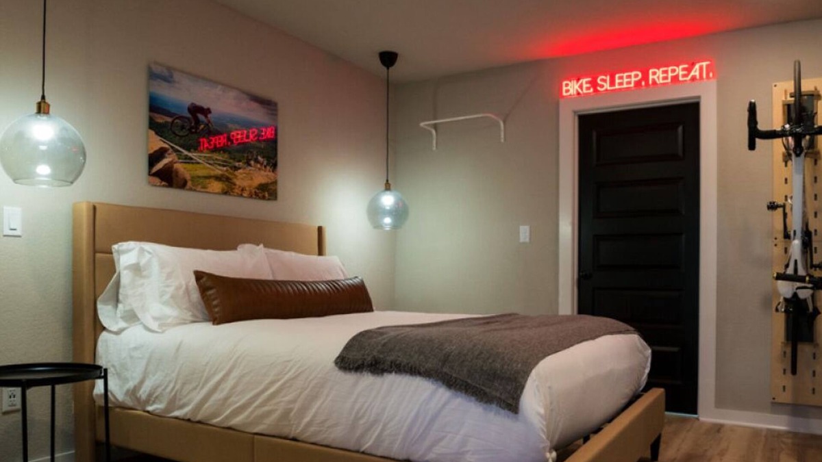 Bentonville Cabin | The Bike Inn #2, Back 40, Double Room