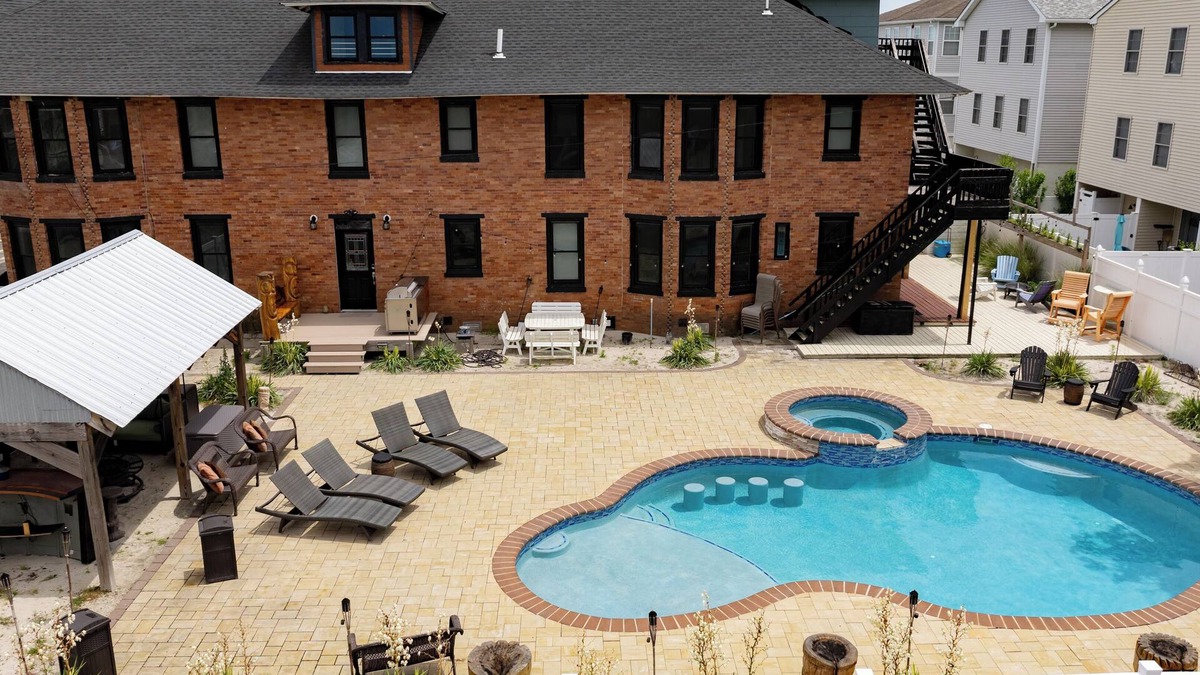 Wildwood House | The Bikini Bottom Shore House, Spacious 8 Bedrooms, 7 Baths, Sleeps up to 25