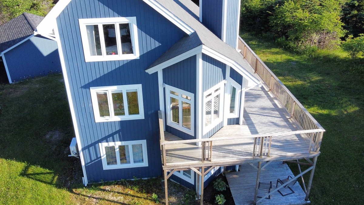 Dildo House | The Bird House- 3 bed unique home with Hot tub