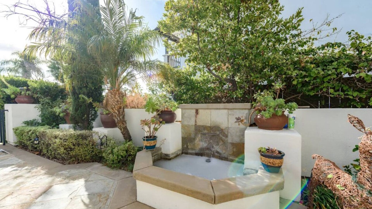 Torrey Highlands Apartment | The Black and White Suite at Torrey Highlands