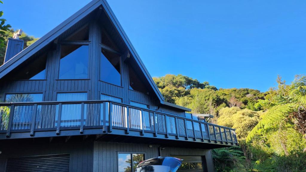 Whitianga Villa | The Black Chalet