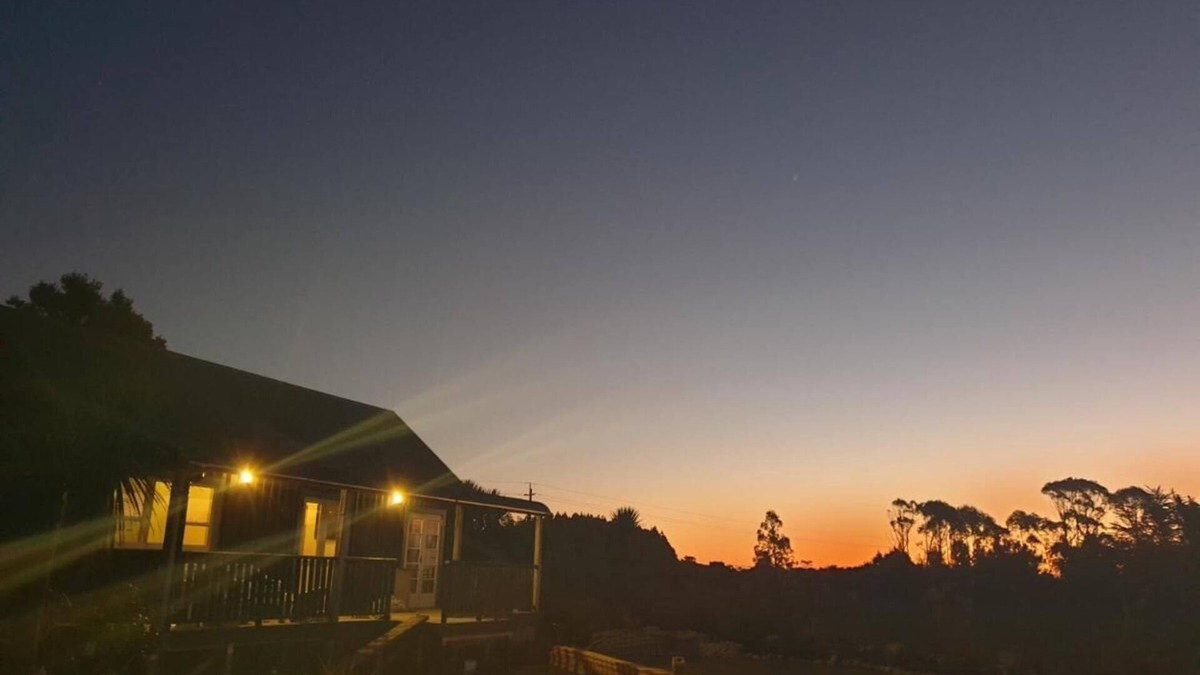 Hokitika Cottage | The Blackhouse Cottage