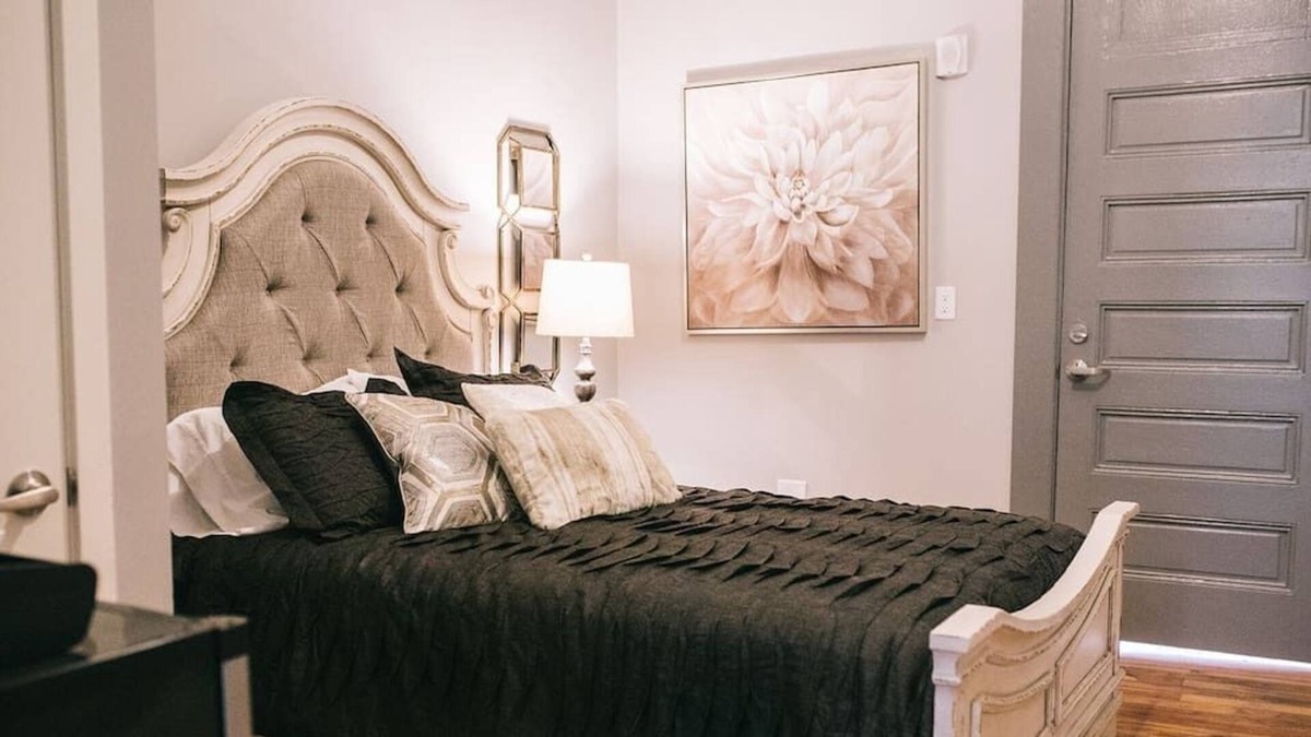 Lake City Apartment | The Blanche Room 213