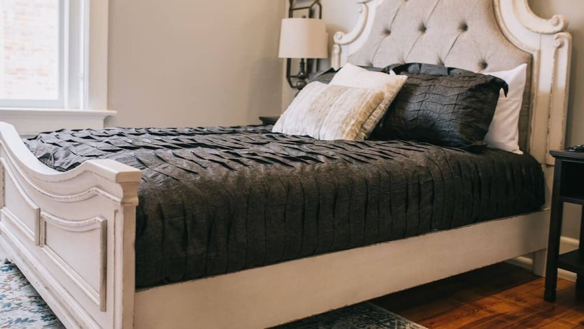 Lake City Apartment | The Blanche - Room 306
