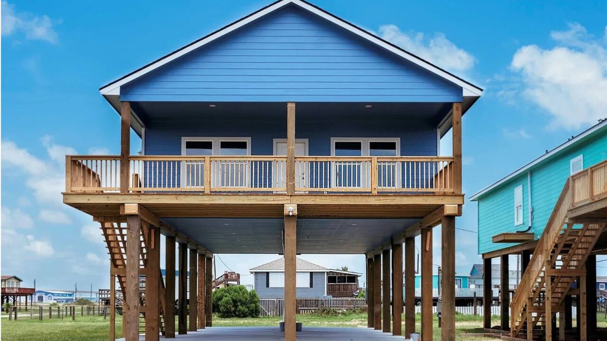 Surfside Beach House | The Blue Heron! Sleeps 12- 1K/2Q/6T