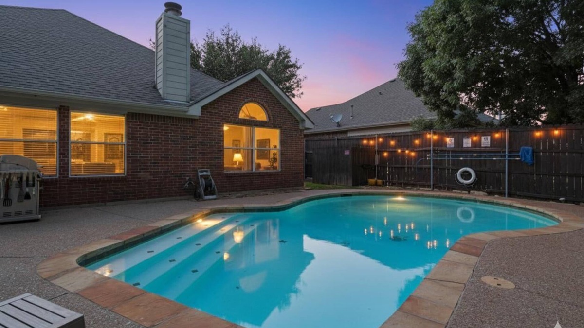 Corinth House | The Blue Holly - Bright & Spacious with a Pool