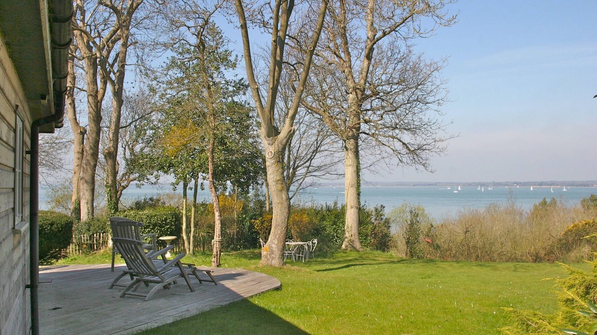Cowes House | 'The Blue House', A cottage with a beach and sea view. AVAILABLE this bank Hols!