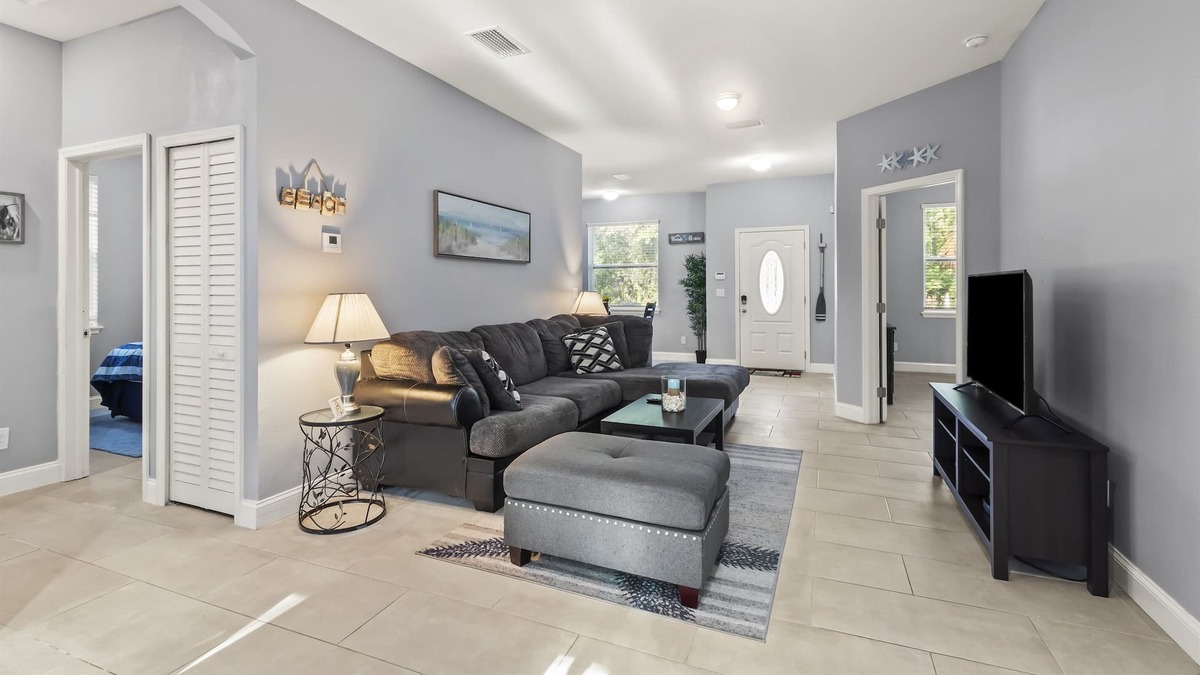 Clair-Mel City House | The Blue Marlin House-4BR/2BATH-Arcade-Fast Wifi