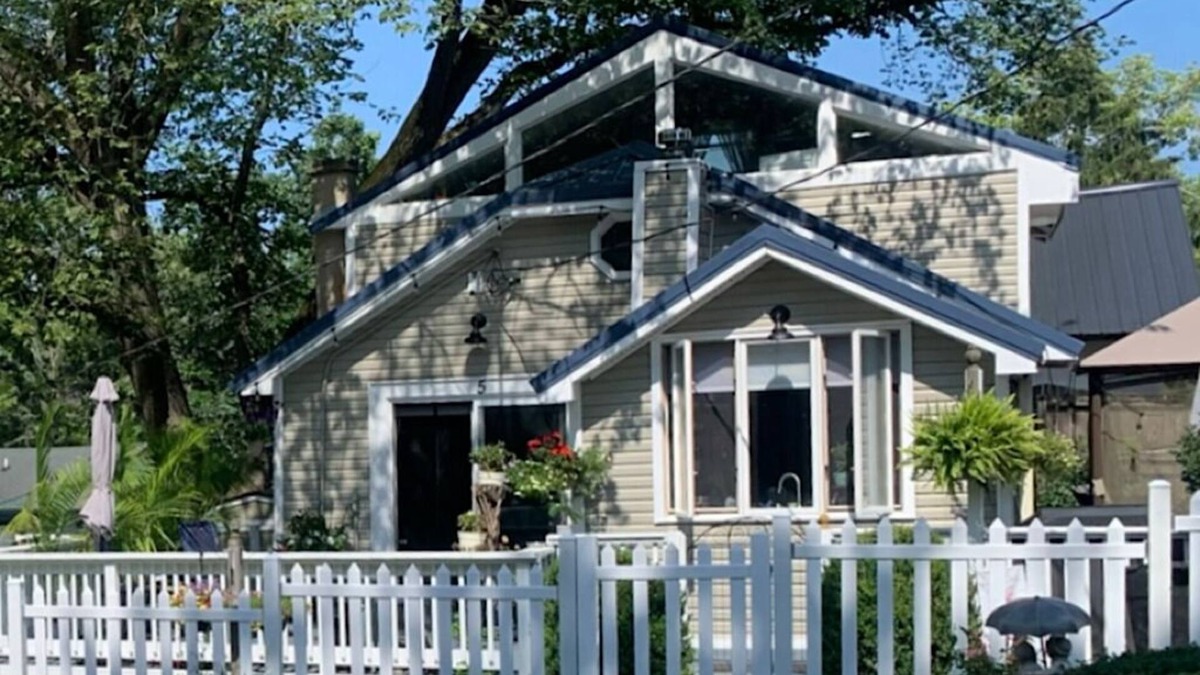 Antioch Cottage | The Blue Roof Cottage @ Cottages on Petite Lake