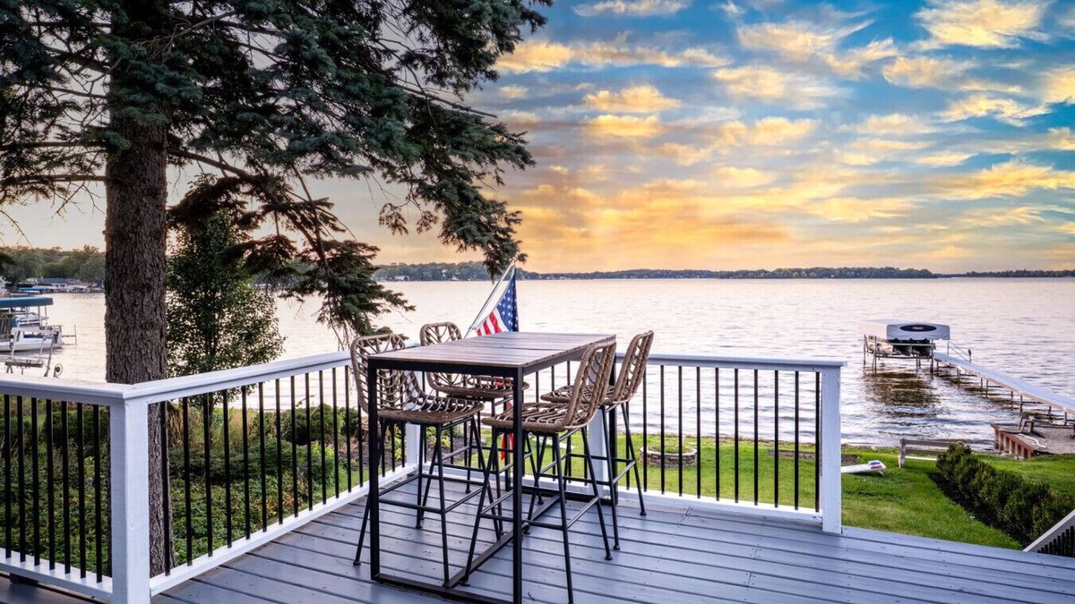 Fox Lake House | The “Blue Sapphire” 3BR/3BA Luxury Lakefront Home on Mineola Bay | Stunning Views on Chain O Lakes
