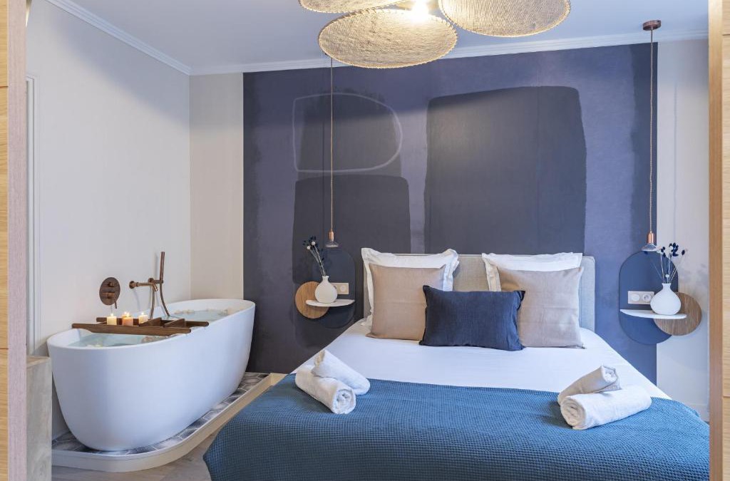 Faubourg-du-Roule Apartment | The Blue Suite on Champs Elysées Avenue