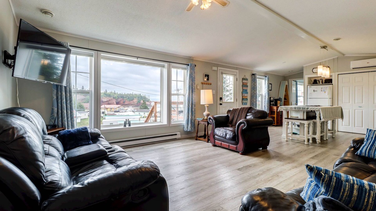 Bay View House | The Blue Whale Cottage- Beautiful Views and Hot Tub