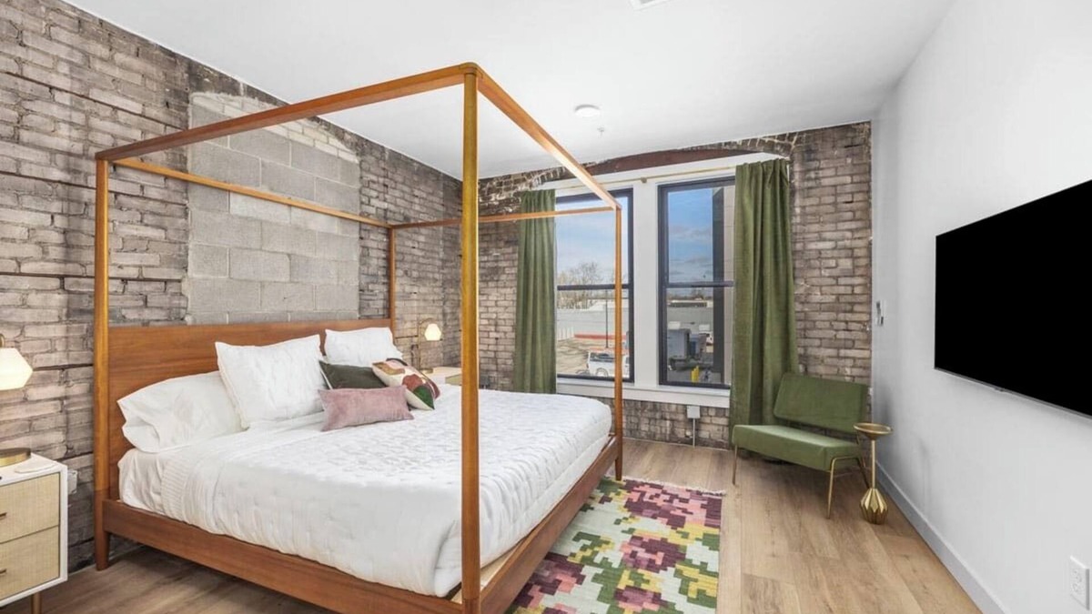 Grand Rapids Apartment | The BlueJay Vintage Suite - With Window