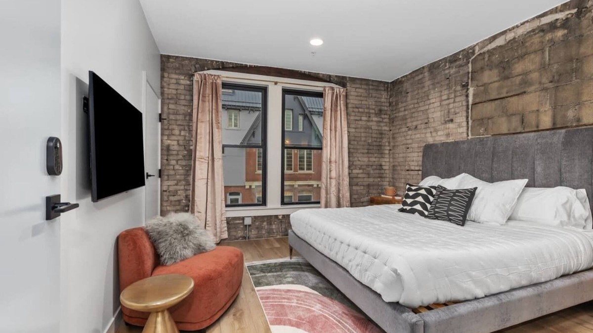 Grand Rapids Apartment | The BlueJay Vintage Suite - With Window