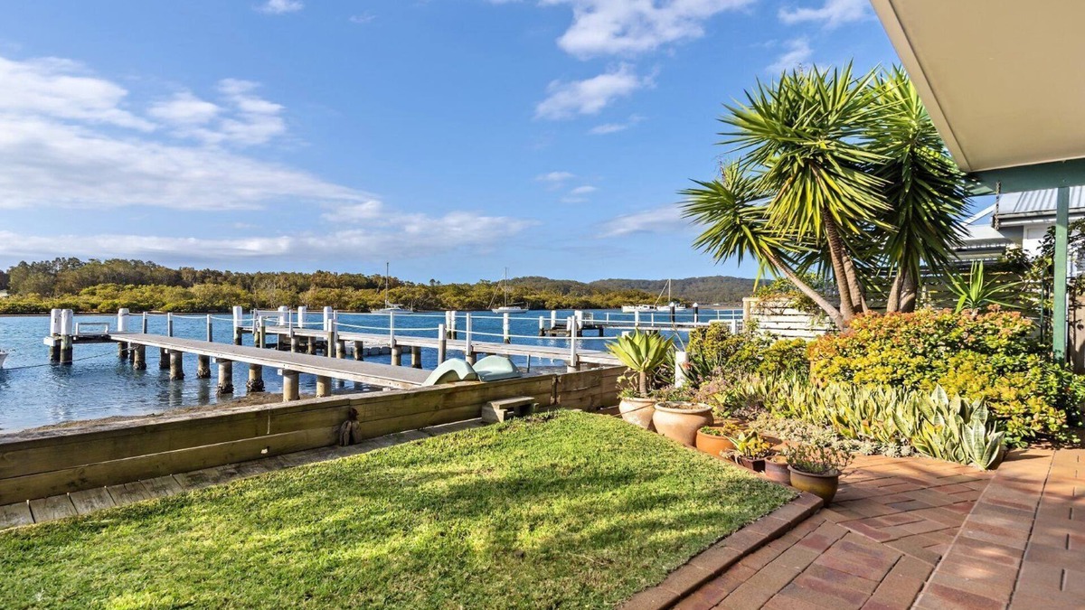 Empire Bay House | THE BOATHOUSE @ EMPIRE BAY | Private jetty, pool, waterfront | Accom Holidays