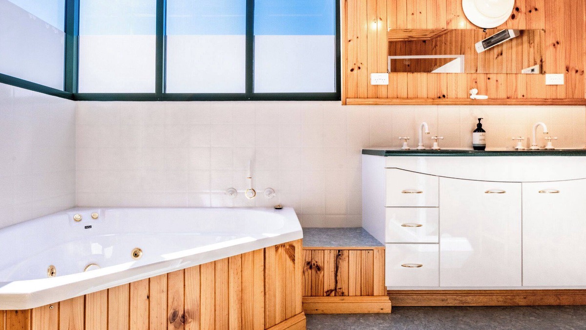 Coles Bay House | The Boathouse - Freycinet Holiday Houses