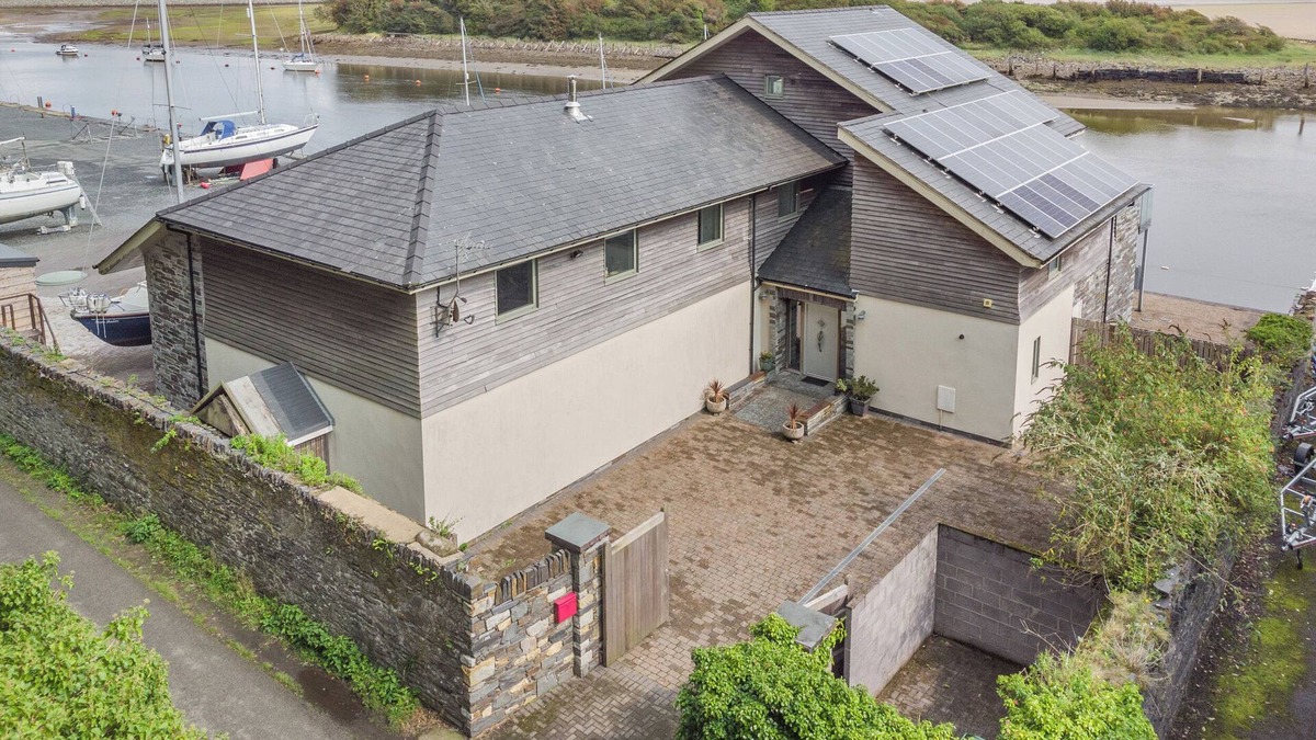 Borth-y-Gest Cottage | THE BOATHOUSE, pet friendly, character holiday cottage in Porthmadog