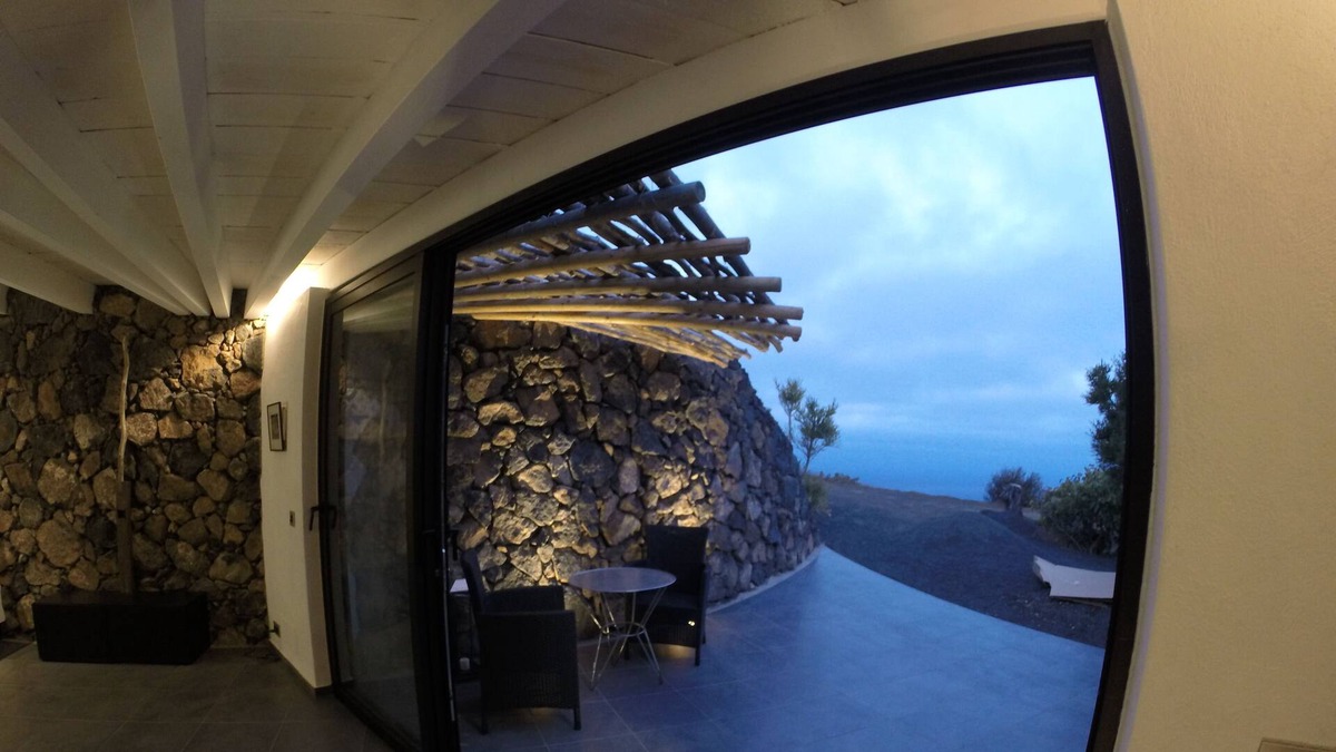 Maguez House | The Bodeguita house on a volcano with a guitar