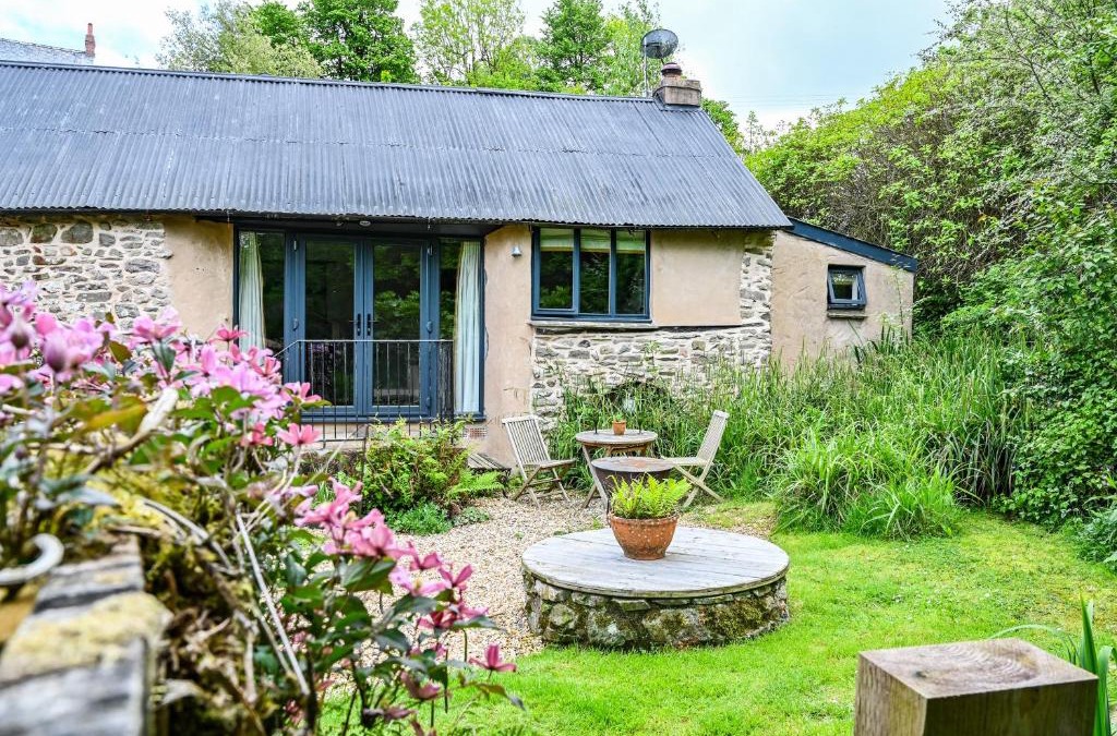 Hele House | The Bothy - a cosy little rustic barn