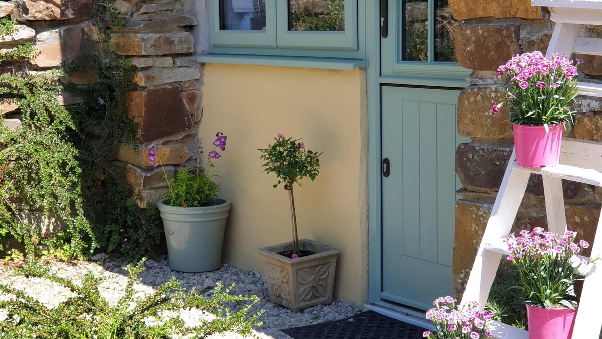 St. Florence Cottage | The Bothy nr Tenby: HotTub, 84"Projector, 4PosterBed