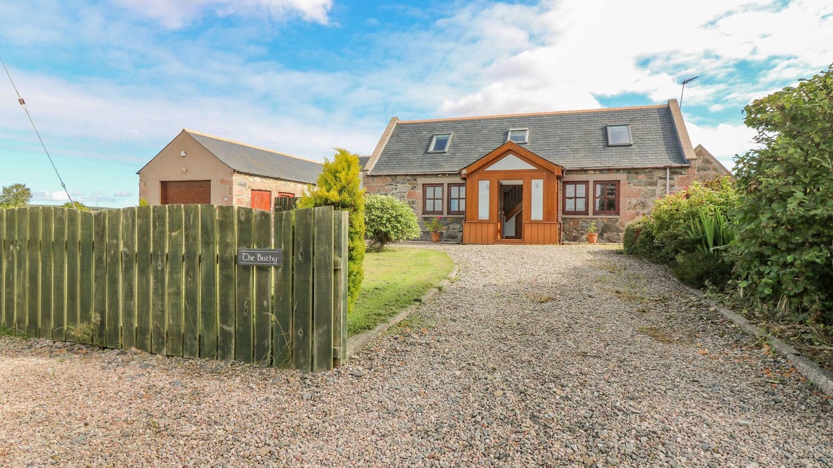 Peterhead Cottage | THE BOTHY, pet friendly, with a garden in Hatton, Aberdeenshire