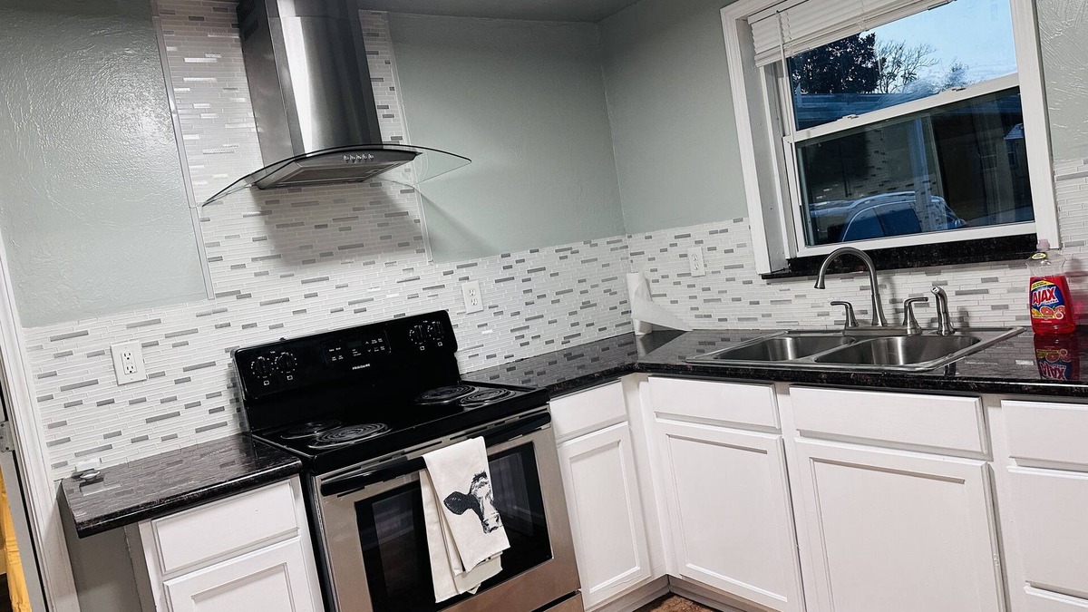 Del City House | The Bovine Cottage- Centrally located to major sight seeing, hospitals, and TAFB