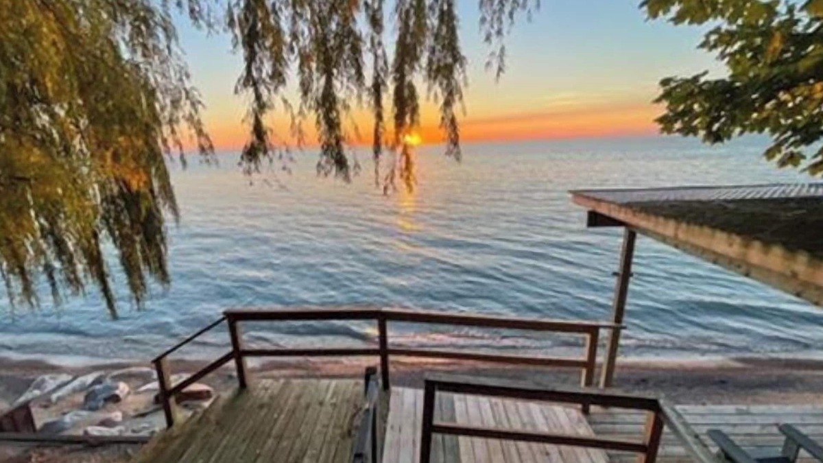 Zurich Bed & Breakfast | The Brentwood Waterfront Retreat