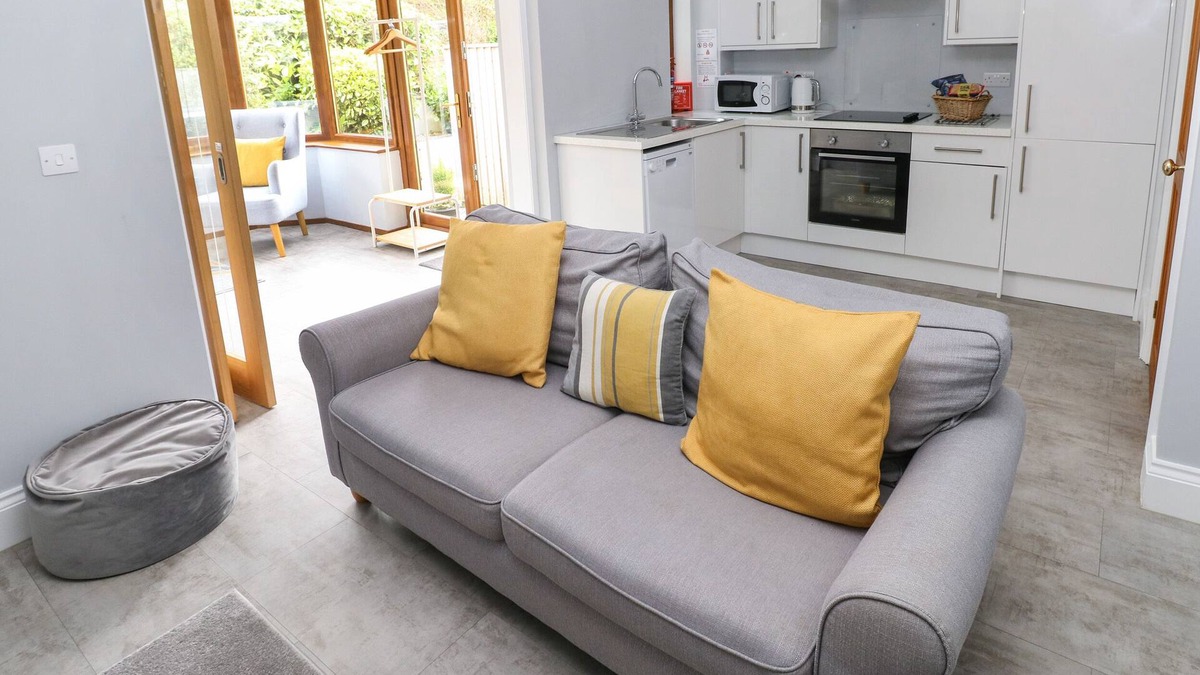 Wiseman's Bridge Cottage | THE BRIARS, country holiday cottage, with hot tub in Stepaside