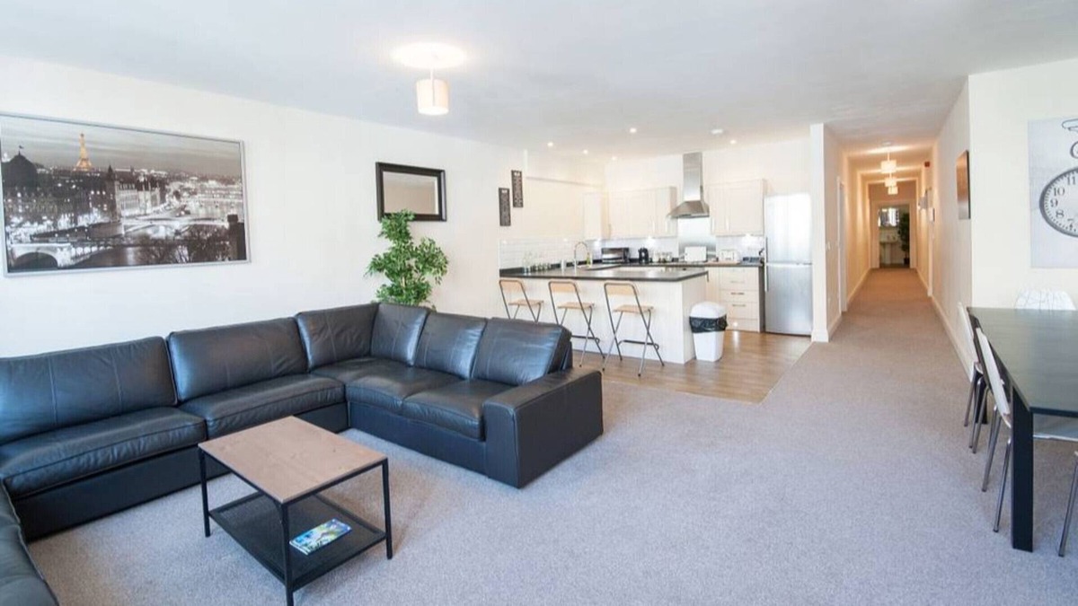 Bristol City Centre Apartment | The Broadmead Forest - Spacious City Centre 3BDR Apartment