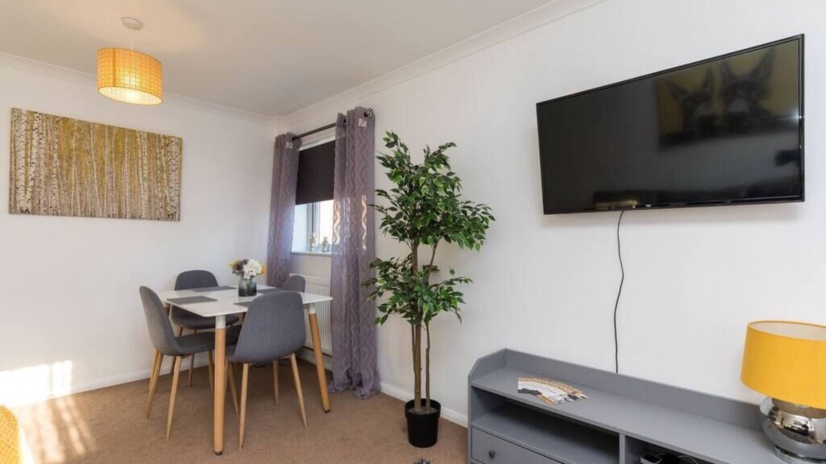 Crawley City Centre Condo | The Broadwalk Apartment