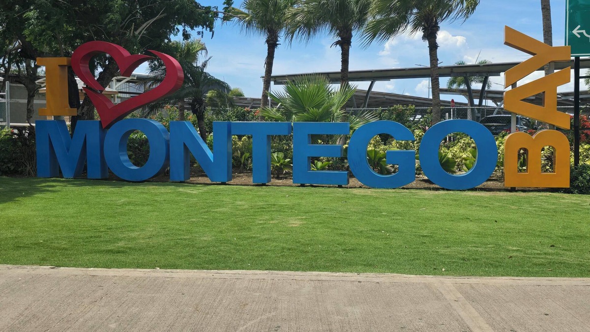 Rhyne Park Village Apartment | The Brownstone Sights charming 2-bedroom apt in superb St.Bran's Burg with AC