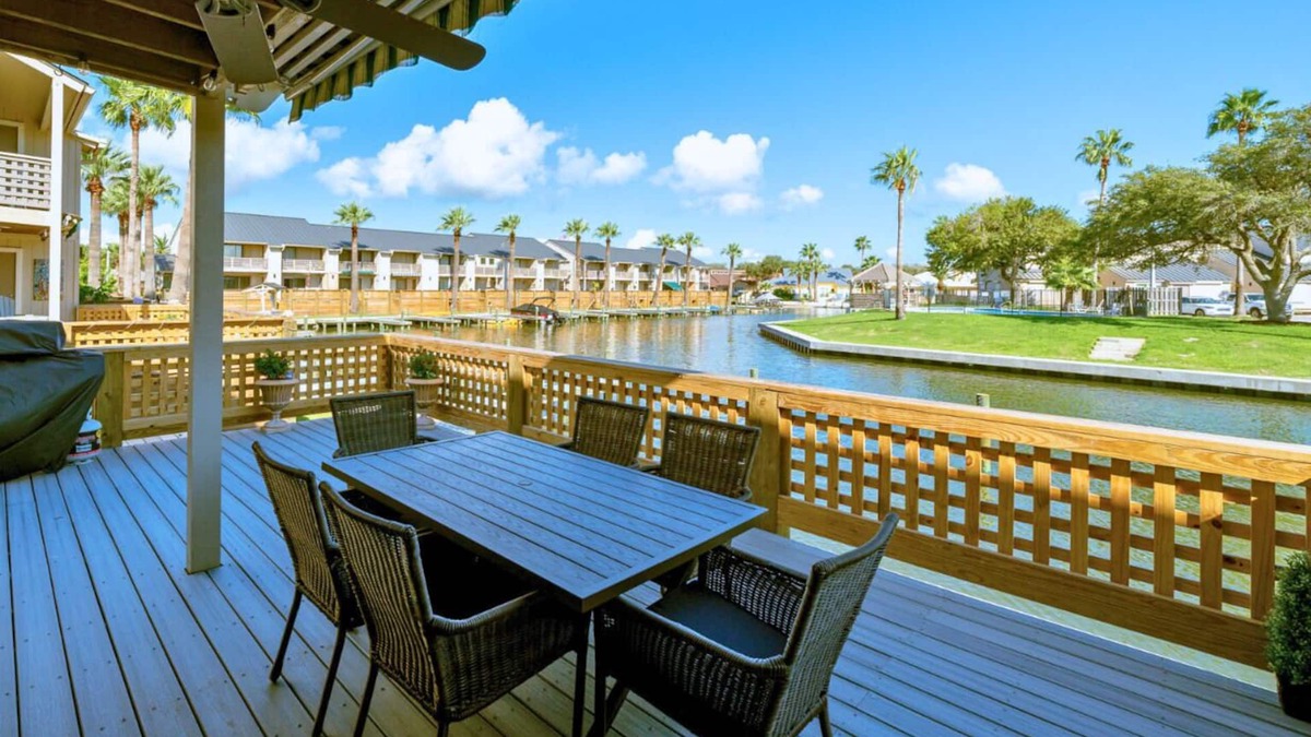 Harbor Oaks Condo | The BS Lake House | Pet Friendly, Overlooks Canal!