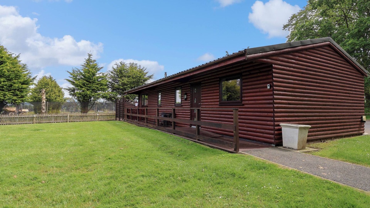 Saint Asaph Cottage | THE BUCK, pet friendly, with hot tub in St Asaph