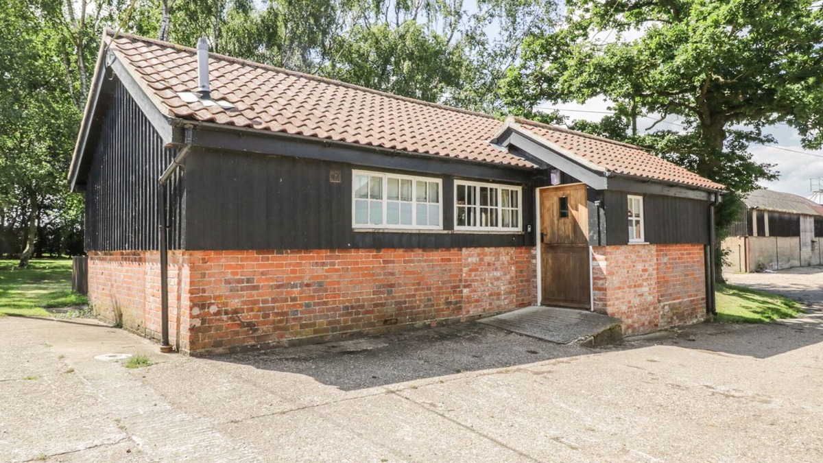 Eye Cottage | THE BULL PEN, with a garden in Eye