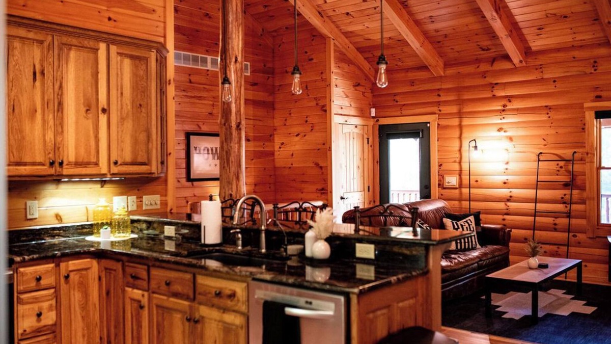 Heath Cabin | "The Bunkhouse" Luxury Cabin n-Hot Tub-Pond - Indoor Sauna - Sleeps 12