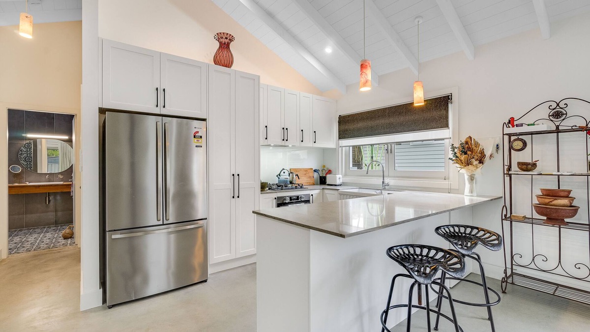 Wamberal Cottage | The Bunkie, close to beach and local shops.