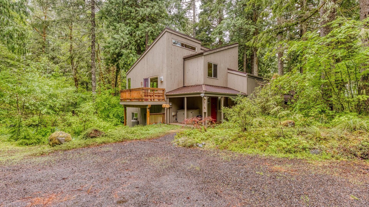 Rhododendron House | The Burrow – Your Forest Refuge by the Sandy River