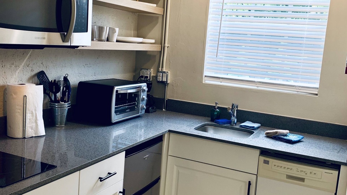 Royal Poinciana Apartment | THE BUSH HOUSE - Hidden Gem for 2 1BR1BA Studio