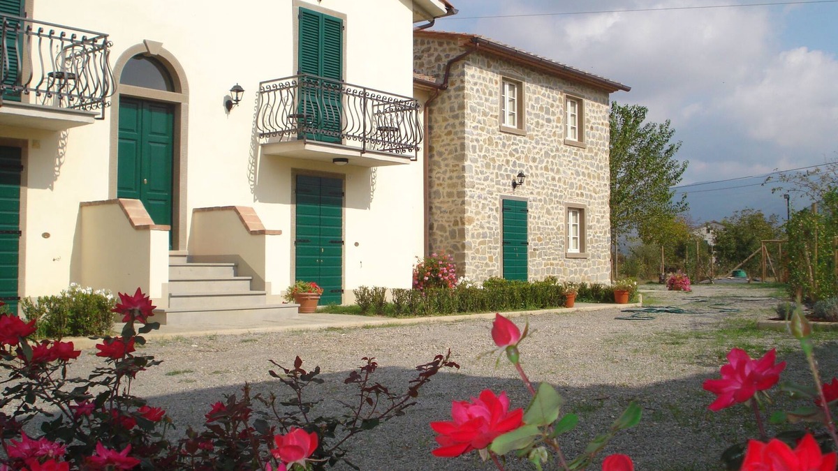Cortona Villa | The Casine villa boasts seven apartments with a large Pool, free WiFi & parking