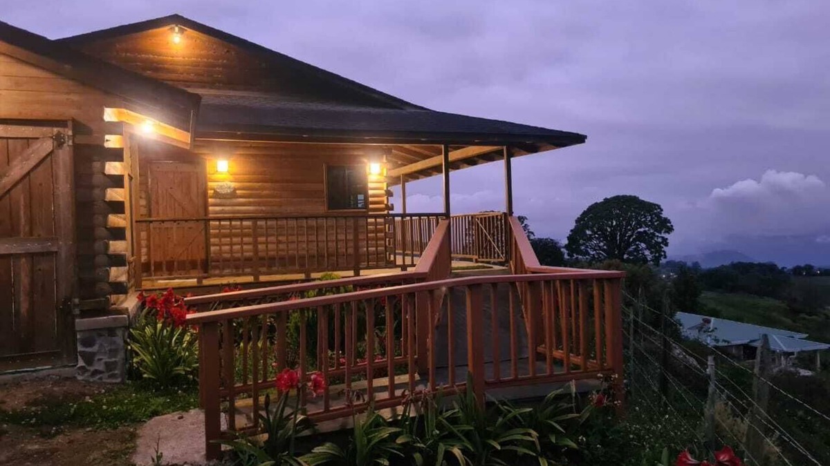 Pacayas Cabin | THE CABIN OF THE LILIES. NEAR VOLCANO IRAZU AND TURRIALBA. 100 MEGAS-