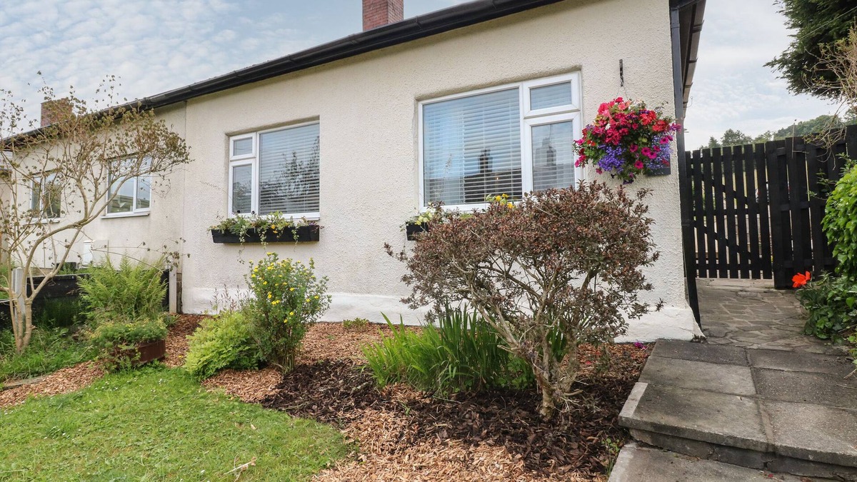 Hayfield House | THE CABIN, pet friendly, with a garden in Hayfield